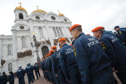 Москва. Курсанты  МЧС  РФ  на  благодарственном молебне в честь иконы `Неопалимая Купина` в Храме Христа Спасителя.