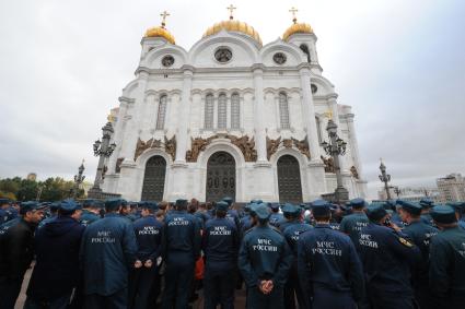 Москва. Сотрудники  МЧС  РФ на  благодарственном молебне в честь иконы `Неопалимая Купина` в Храме Христа Спасителя.