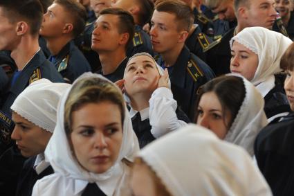 Москва. Студентки и курсанты Академии МЧС РФ на благодарственном молебне в честь иконы `Неопалимая Купина` в Храме Христа Спасителя.