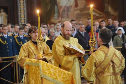 Москва. Благодарственный молебен в честь иконы `Неопалимая Купина` в Храме Христа Спасителя.