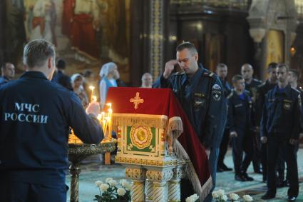 Москва. Сотрудник  МЧС  РФ на  благодарственном молебне в честь иконы `Неопалимая Купина` в Храме Христа Спасителя.