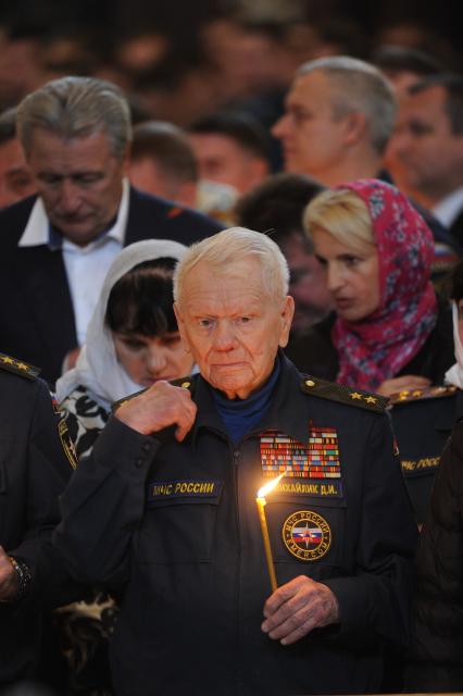 Москва. Ветеран МЧС генерал-лейтенант Дмитрий Михайлик на благодарственном молебне в честь иконы `Неопалимая Купина` в Храме Христа Спасителя.