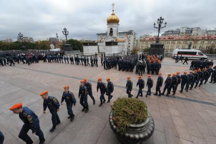 Москва. Курсанты  МЧС  РФ  на  благодарственном молебне в честь иконы `Неопалимая Купина` в Храме Христа Спасителя.