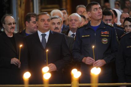 Москва. Министр МЧС России Владимир Пучков ( в центре) и  первый заместитель министра генерал-полковник запаса  Владимир Степанов  ( справа) на  благодарственном молебне в честь иконы `Неопалимая Купина` в Храме Христа Спасителя.