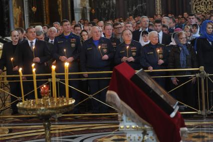 Москва. Министр МЧС России Владимир Пучков, первый заместитель министра генерал-полковник запаса Владимир Степанов, заместитель министра МЧС РФ Леонид Беляев ( слева направо) на благодарственном молебне в честь иконы `Неопалимая Купина` в Храме Христа Спасителя.