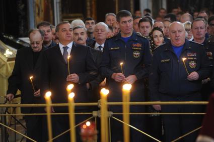 Москва. Министр МЧС России Владимир Пучков, первый заместитель министра генерал-полковник запаса  Владимир Степанов, заместитель министра  генерал-лейтенант Леонид Беляев ( слева направо) на  благодарственном молебне в честь иконы `Неопалимая Купина` в Храме Христа Спасителя.