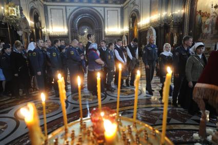 Москва. Сотрудники  МЧС  РФ на  благодарственном молебне в честь иконы `Неопалимая Купина` в Храме Христа Спасителя.