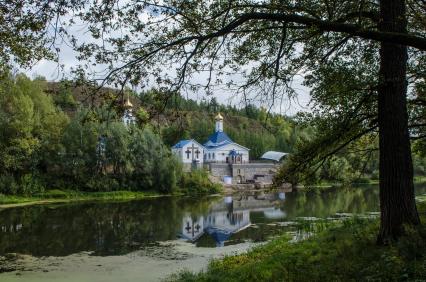 Самара.   Храм в честь иконы `Неупиваемая Xаша`  у подножья Царева Кургана.