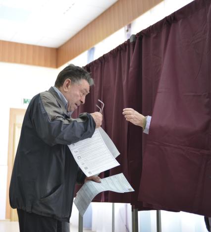 Тула.   Житель города  на одном из избирательных участков в единый день голосования.