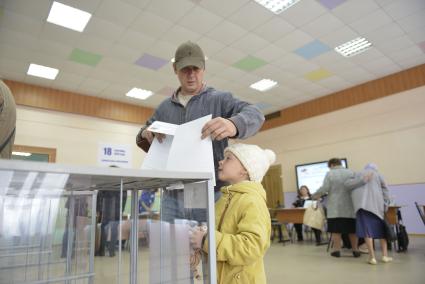 Тула.   Жители города  на одном из избирательных участков в единый день голосования.