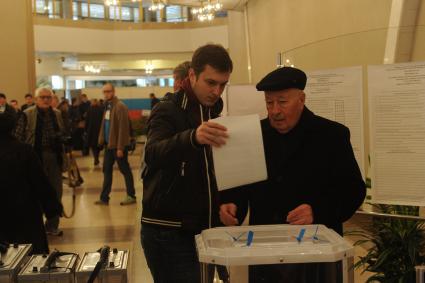 Москва.   Жители города в единый день голосования на избирательном участке # 2151 в Российской академии наук (РАН).