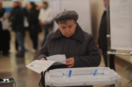 Москва.  Жительница города в единый день голосования на избирательном участке # 2151 в Российской академии наук (РАН).