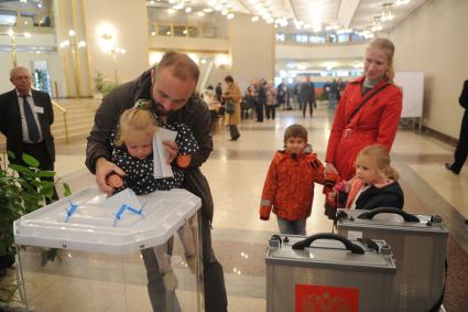 Москва. Жители города в единый день голосования на избирательном участке # 2151 в Российской академии наук (РАН).
