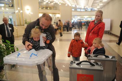 Москва.   Жители города в единый день голосования на избирательном участке # 2151 в Российской академии наук (РАН).