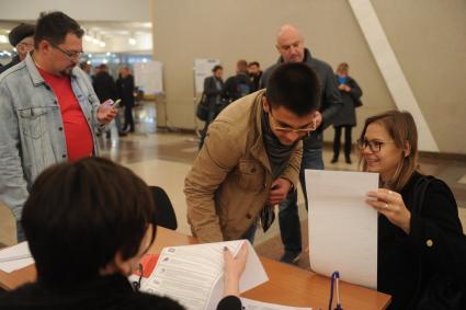 Москва.   Жители города в единый день голосования на избирательном участке # 2151 в Российской академии наук (РАН).