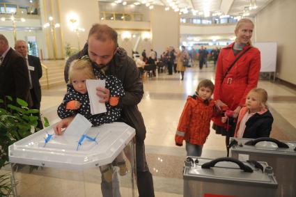 Москва.   Жители города в единый день голосования на избирательном участке # 2151 в Российской академии наук (РАН).