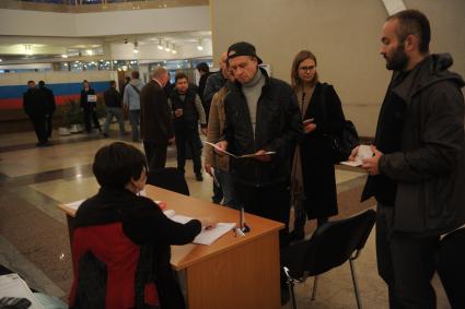 Москва.   Жители города в единый день голосования на избирательном участке # 2151 в Российской академии наук (РАН).