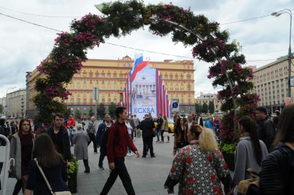 Москва. Народные гуляния на Лубянской площади во время празднования Дня города.