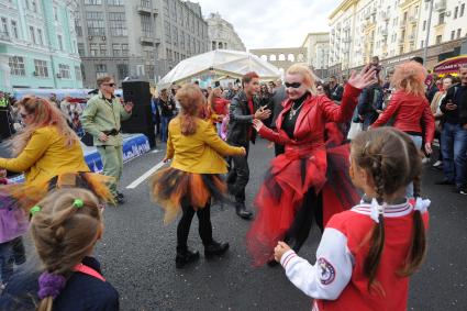 Москва. Народные гуляния на Тверской улице во время празднования Дня города.