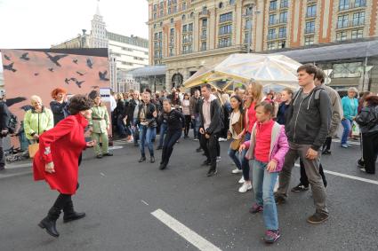 Москва. Народные гуляния на Тверской улице во время празднования Дня города.