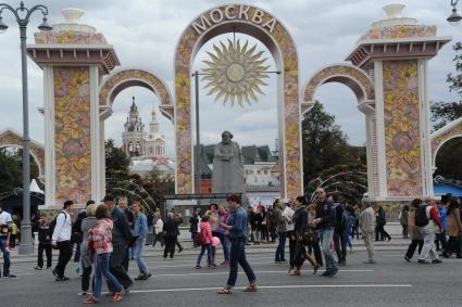 Москва. Народные гуляния на площади Революции во время празднования Дня города.