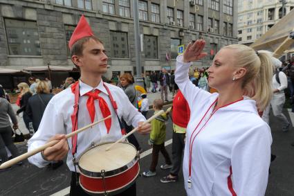 Москва. Народные гуляния на Тверской улице во время празднования Дня города.