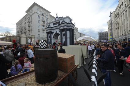 Москва. Народные гуляния на Тверской улице во время празднования Дня города.