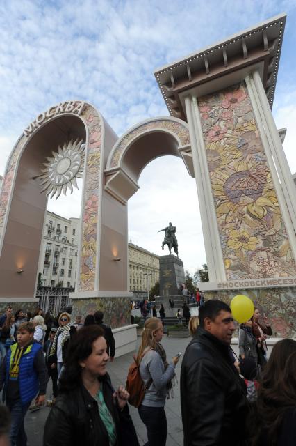 Москва. Народные гуляния на Тверской улице во время празднования Дня города.