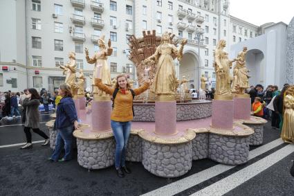 Москва. Народные гуляния на Тверской улице во время празднования Дня города.