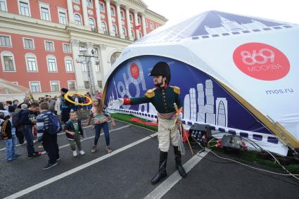 Москва. Народные гуляния на Тверской улице во время празднования Дня города.