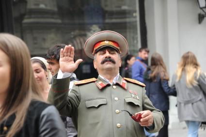 Москва. Двойник Сталина на Тверской улице во время празднования Дня города.