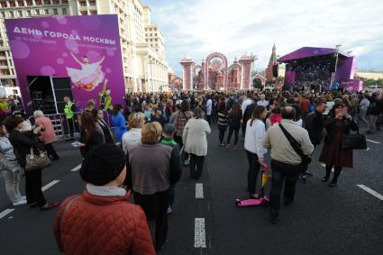 Москва. Народные гуляния на  Манежной  площади во время празднования Дня города.