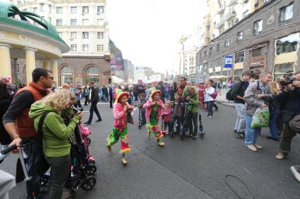 Москва. Народные гуляния на Тверской улице во время празднования Дня города.