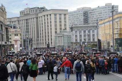 Москва. Народные гуляния на Театральном проезде во время празднования Дня города.