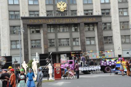 Москва. Народные гуляния на Театральном проезде у здания Государственной Думы  во время празднования Дня города.