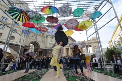 Москва. Народные гуляния на Тверской улице во время празднования Дня города.