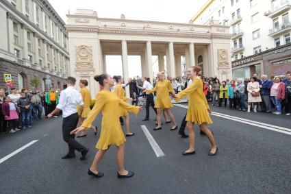 Москва. Народные гуляния на Тверской улице во время празднования Дня города.