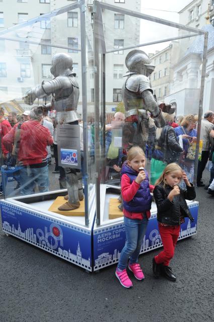 Москва. Народные гуляния на Тверской улице во время празднования Дня города.