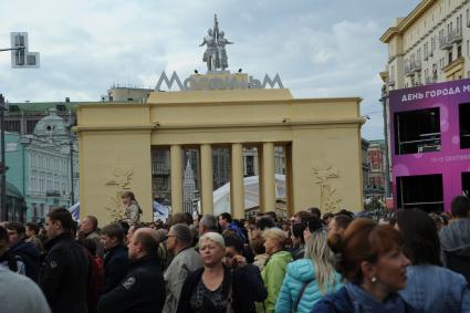 Москва. Народные гуляния на Тверской улице во время празднования Дня города.