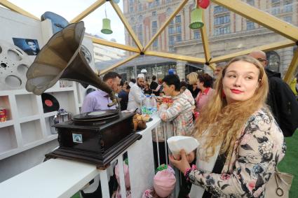 Москва.  Уличная торговля на Тверской улице во время празднования Дня города.