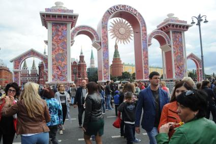 Москва. Народные гуляния на  Манежной  площади во время празднования Дня города.