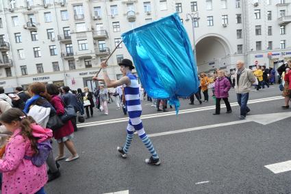 Москва. Народные гуляния на Тверской улице во время празднования Дня города.