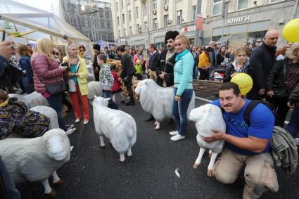 Москва. Народные гуляния на Тверской улице во время празднования Дня города.