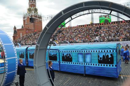 Москва. Театрализованное представление во время торжественной церемонии открытия Дня города на Красной площади.