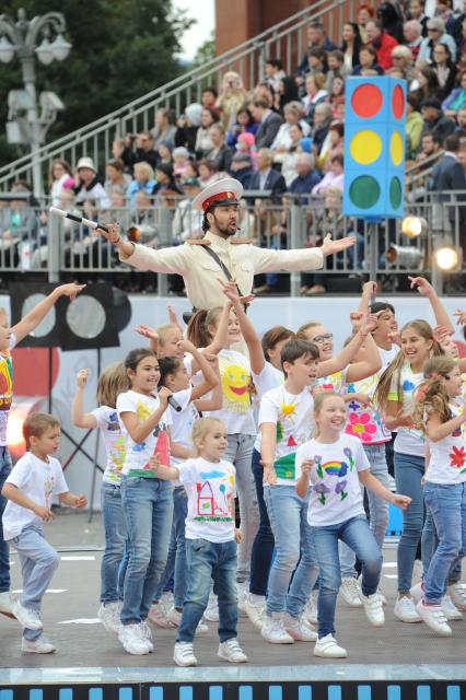 Москва. Певец Денис Клявер  во время выступления на церемонии открытия Дня города на Красной площади.