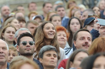 Москва. Зрители  во время торжественной церемонии открытия Дня города на Красной площади.