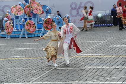 Москва. Выступление артистов во время торжественной церемонии открытия Дня города на Красной площади.