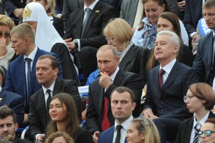 Москва. Премьер-министр России Дмитрий Медведев, президент РФ Владимир Путин и мэр Москвы Сергей Собянин (слева направо) на торжественной церемонии открытия Дня города на Красной площади.