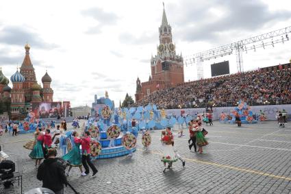 Москва. Выступление артистов  во время торжественной церемонии открытия Дня города на Красной площади.