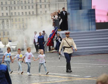 Москва. Певец Денис Клявер  во время выступления на церемонии открытия Дня города на Красной площади.